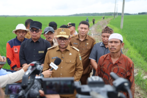 Tinjau Program Jalan Usaha Tani, Andra Soni Atur Khusus Kendaraan Pengangkut Pertanian