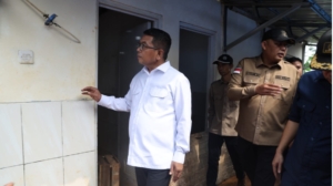 Andra Soni Janjikan Aspal Jalan Menuju Huntara Cigobang Lebak
