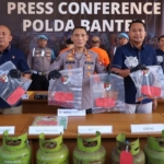 Setdahh, Bukannya Melayani Masyarakat PNS di Tangerang ini Malah Ngoplos Gas