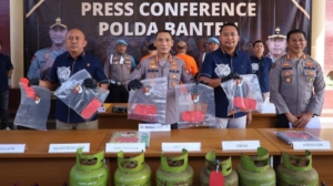 Setdahh, Bukannya Melayani Masyarakat PNS di Tangerang ini Malah Ngoplos Gas