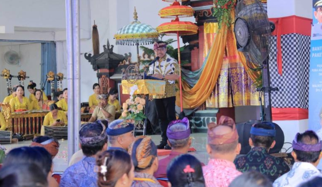 Bersama Umat Hindu, Sachrudin Salurkan Bantuan Sosial