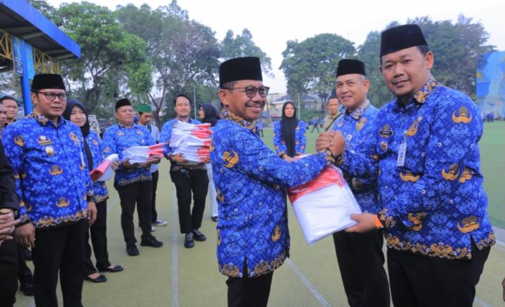 Kota Tangerang Bagikan Bendera Merah Putih di Harlah Pancasila