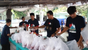 Masjid Raya Al-A’zhom Kota Tangerang Distribusikan 5.000 Paket Daging ke Masyarakat
