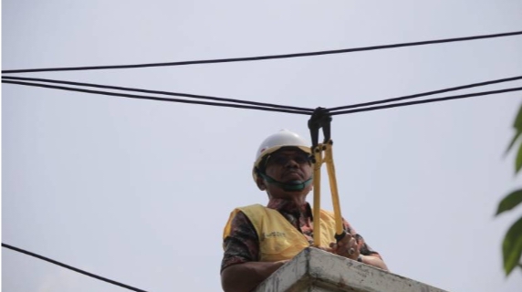 Sachrudin Respon Keluhan Warga, Tata Kabel Semrawut dan Perkuat Turap