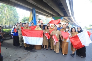 Semarak HUT RI, Diskominfo Kota Tangerang Bagi-Bagi Bendera ke Pengendara