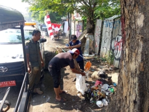 Tindak Cepat Tumpukan Sampah Liar, Camat Larangan Pimpin Aktivitas Pengawasan di Jalan HOS Cokroaminoto Kota Tangerang