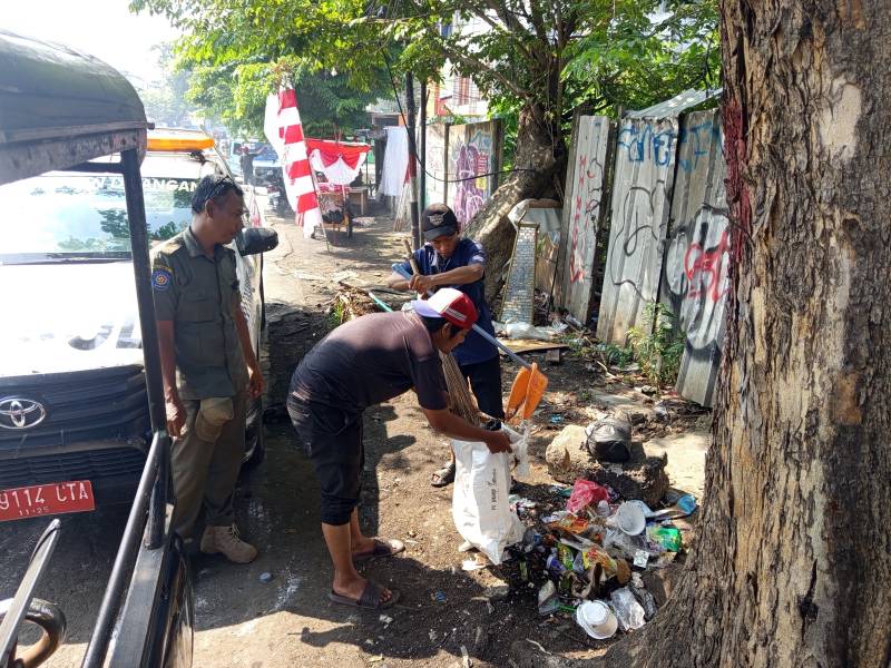 Tindak Cepat Tumpukan Sampah Liar, Camat Larangan Pimpin Aktivitas Pengawasan di Jalan HOS Cokroaminoto Kota Tangerang