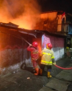 Terjunkan 30 Personel, BPBD Kota Tangerang Gerak Cepat Padamkan Api Tengah Malam di Batuceper