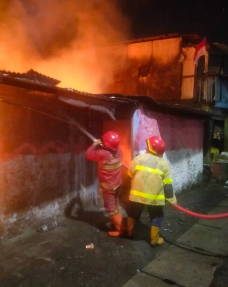 Terjunkan 30 Personel, BPBD Kota Tangerang Gerak Cepat Padamkan Api Tengah Malam di Batuceper