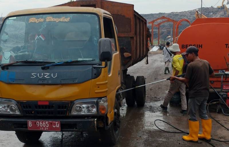 Jaga Kebersihan Truk Sampah, Pemkot Tangerang Sediakan Fasilitas Pencucian di TPA Rawa Kucing