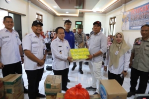 Dinsos Kota Tangerang Serahkan Bantuan Logistik ke Kampung Siaga Bencana