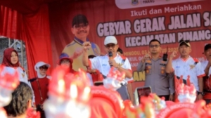 Sambut HUT Kemerdekaan dengan PHBS, Wali Kota dan Ratusan Warga Pinang Gerak Jalan Bersama