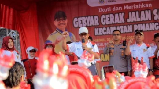 Sambut HUT Kemerdekaan dengan PHBS, Wali Kota dan Ratusan Warga Pinang Gerak Jalan Bersama
