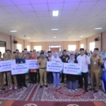 Pastikan Perlindungan Sosial bagi Bagi Warganya, Sachrudin Serahkan Santunan JKM ke Guru Ngaji