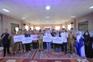 Pastikan Perlindungan Sosial bagi Bagi Warganya, Sachrudin Serahkan Santunan JKM ke Guru Ngaji