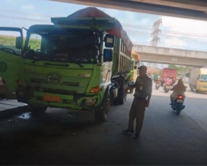 Trantib Kecamatan Batuceper Kota Tangerang Tertibkan Sopir Truk Berhenti di Jalan Garuda