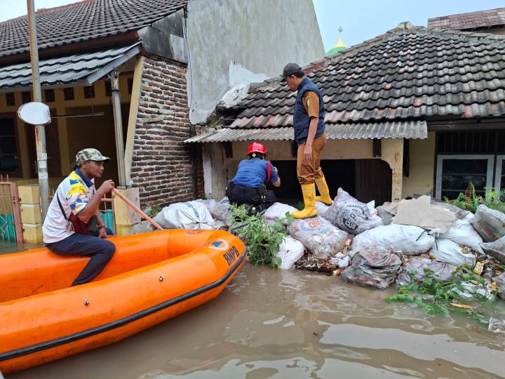Petugas Gabungan Gerak Cepat Atasi Banjir dan Genangan Akibat Hujan