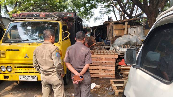 Satpol PP Kota Tangerang Imbau Pemilik Bangunan Liar di Benda Bongkar Mandiri