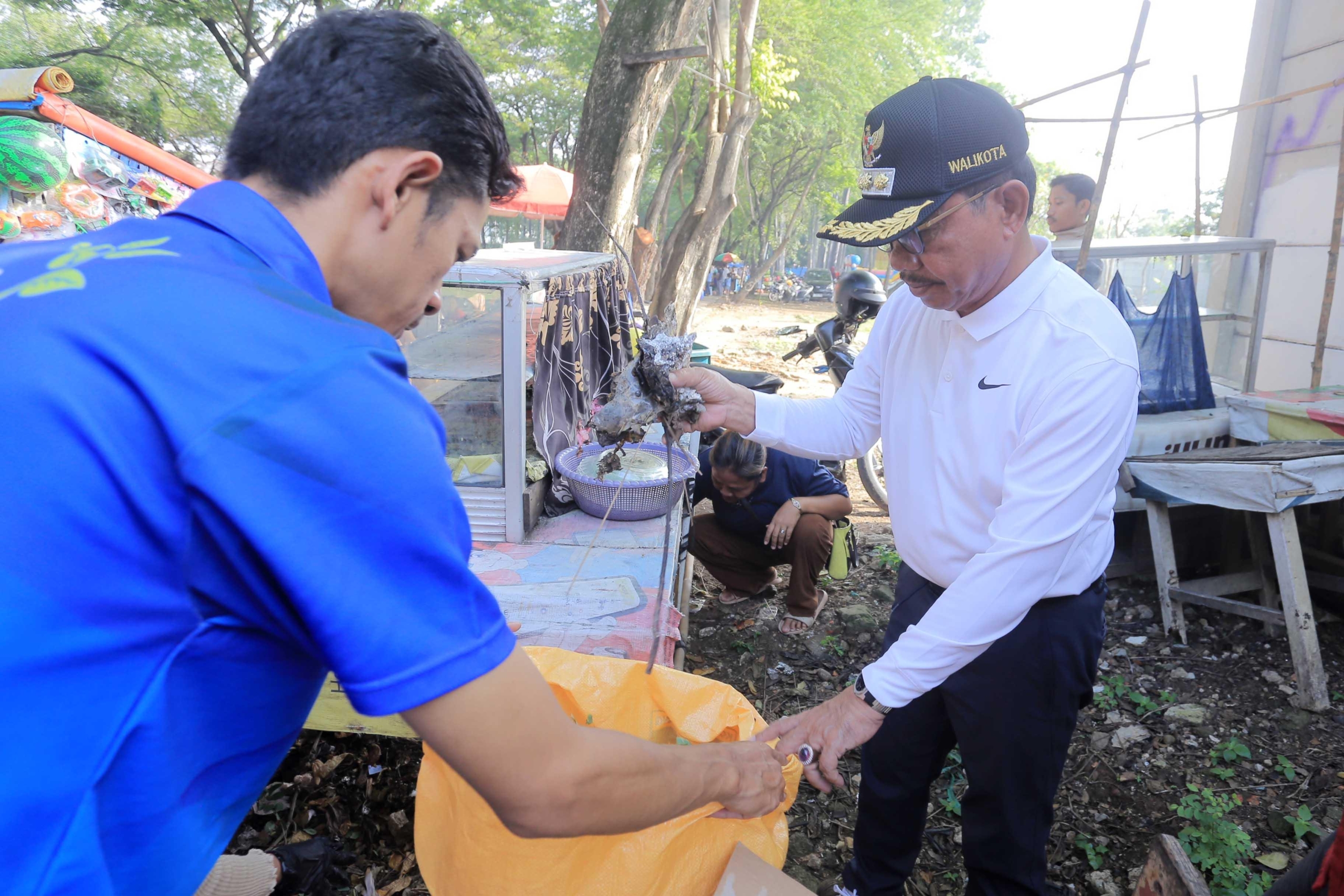 Hari Bersih-Bersih Dunia, Pemkot Sedekah untuk Palestina Melalui Sampah