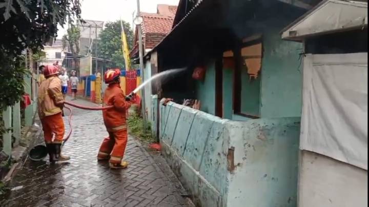 BPBD Kota Tangerang Respons Cepat Kebakaran di Ciledug, Kerahkan 8 Unit Mobil Pemadam Kebakaran