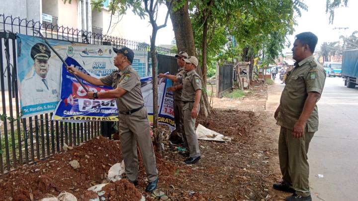 Wujudkan Estetika Kota, Kecamatan Periuk Tertibkan Spanduk Liar di Sepanjang Jalan M Toha