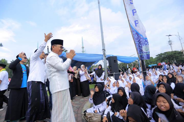 Pemkot Tangerang Bagikan Doorprize Umrah di Puncak Hari Santri 2025