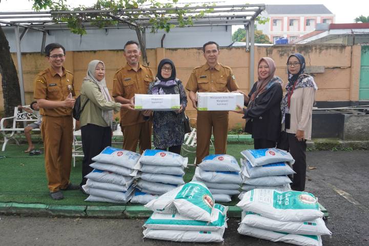 Pemkot Tangerang Serahkan Ribuan Kilogram Pupuk hingga Ratusan Benih ke 76 KWT