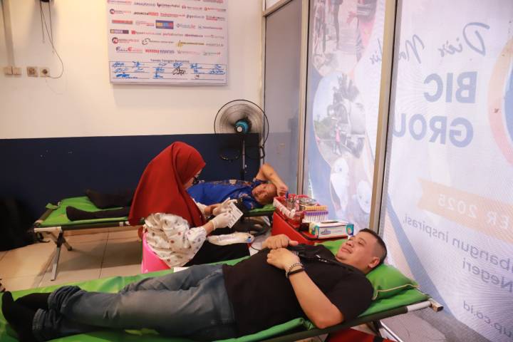 Sinergi Wartawan dan Pengusaha, PWI Kota Tangerang Bagikan 500 Sembako untuk Warga