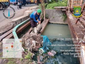 Hadapi Musim Penghujan, Pemkot Tangerang Normalisasi Drainase Jalan Husein Sastranegera Benda