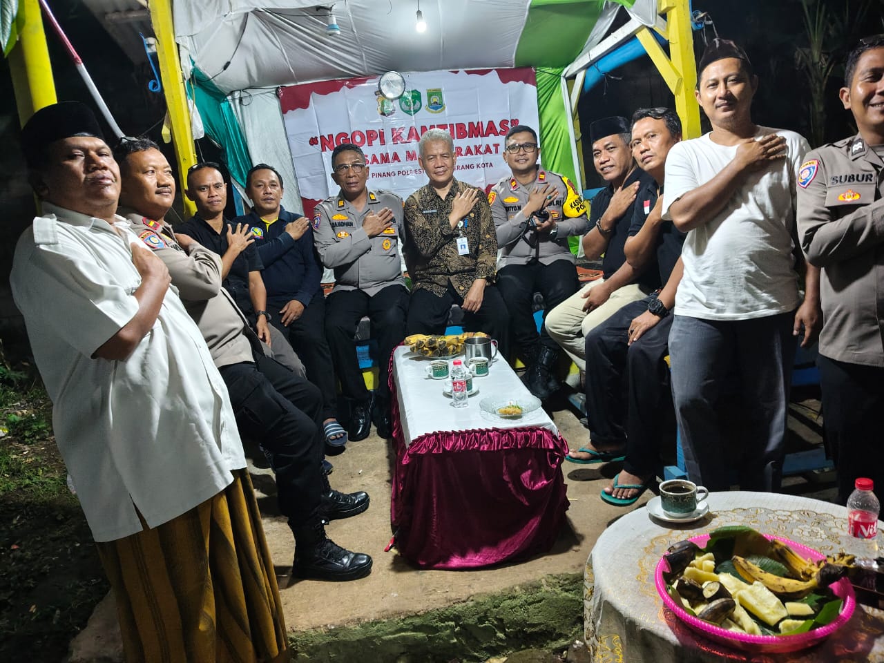 Tingkatkan Keamanan,Polsek Pinang Ngopi Kamtibmas Bersama Masyarakat