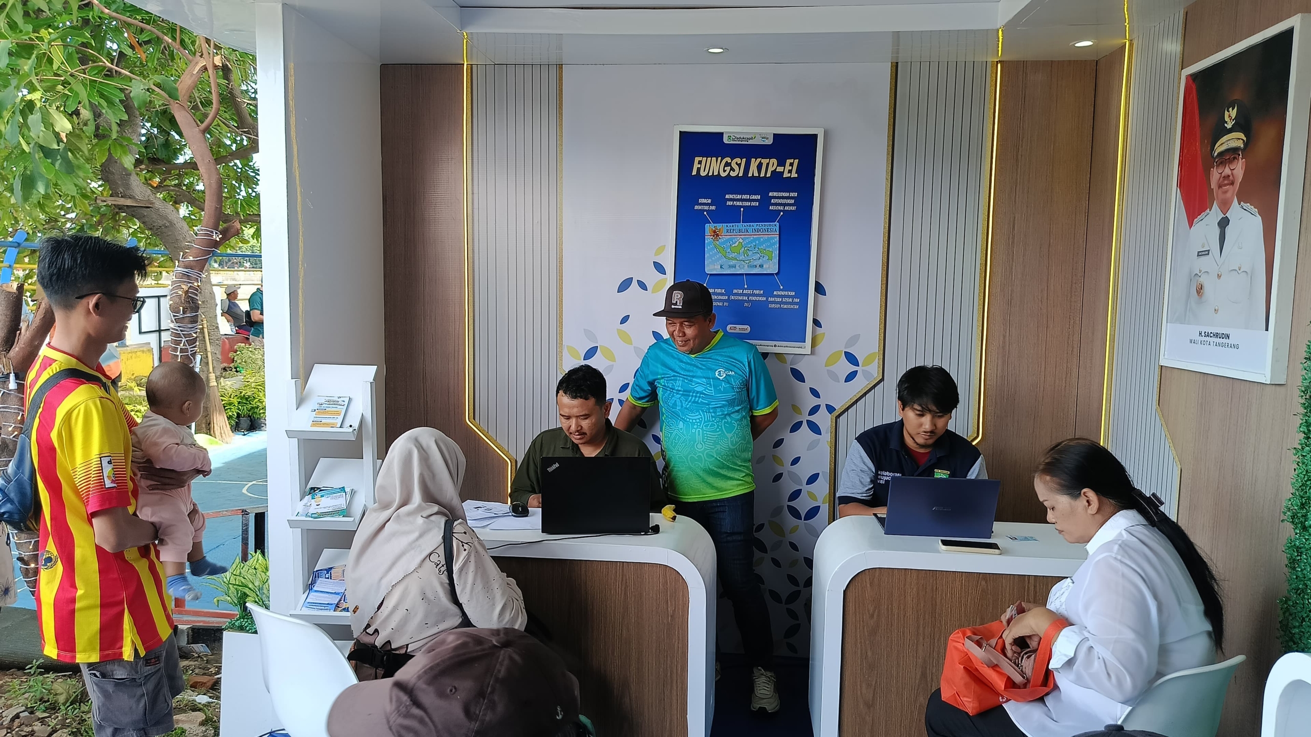 Keren, Disdukcapil Kota Tangerang Raih Stand Terbaik I di Cisadane Digital Festival 2025