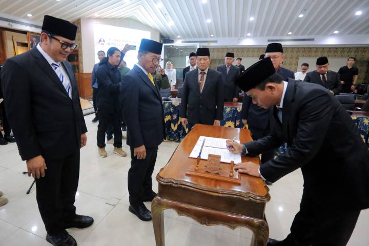 Lantik Dirut Perumda Pasar, Sachrudin: Kelola Tantangan Menjadi Peluang Sejahterakan Rakyat
