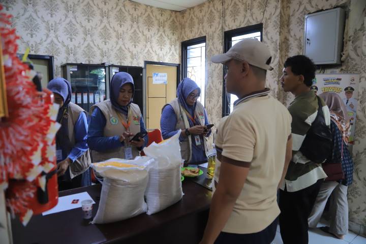 Warga Kota Tangerang Antusias Terima Bantuan Sosial Beras 20 Kilogram