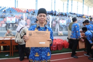 Senyum Haru Tenaga Honorer Berusia 53 Tahun, Resmi Dilantik Jadi PPPK Paruh Waktu Kota Tangerang