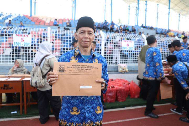 Senyum Haru Tenaga Honorer Berusia 53 Tahun, Resmi Dilantik Jadi PPPK Paruh Waktu Kota Tangerang