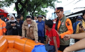 Kota Tangerang Tergenang Banjir, Petugas Gabungan Sigap Bantu Warga