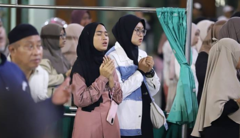 Malam Tahun Baruan, Ratusan Masyarakat Ikuti Istighosah di Masjid Al Adzhom