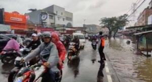 Tergenang Banjir Sejumlah Jalan di Tangerang Macet