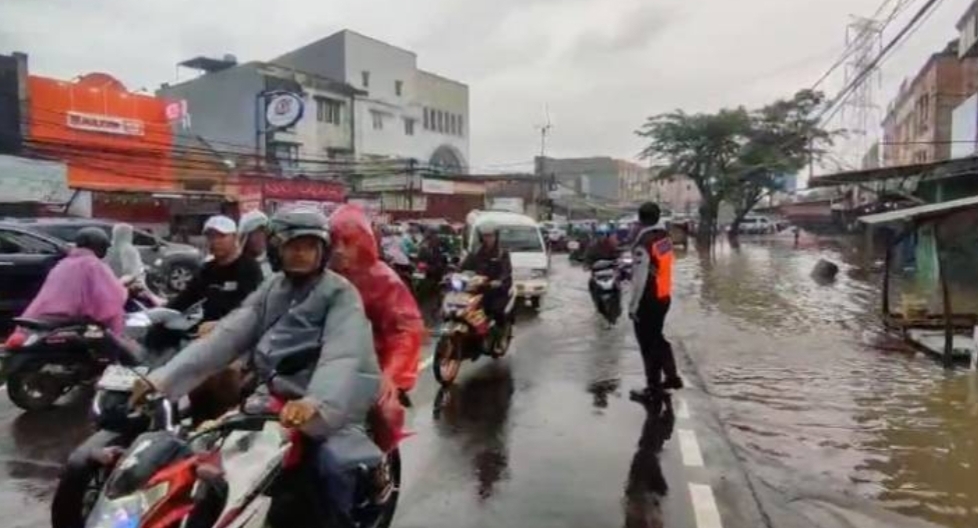 Tergenang Banjir Sejumlah Jalan di Tangerang Macet