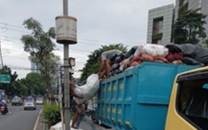 Didemo Warga Serang, Tangsel Alihkan 200 Ton Sampah ke Cileungsi