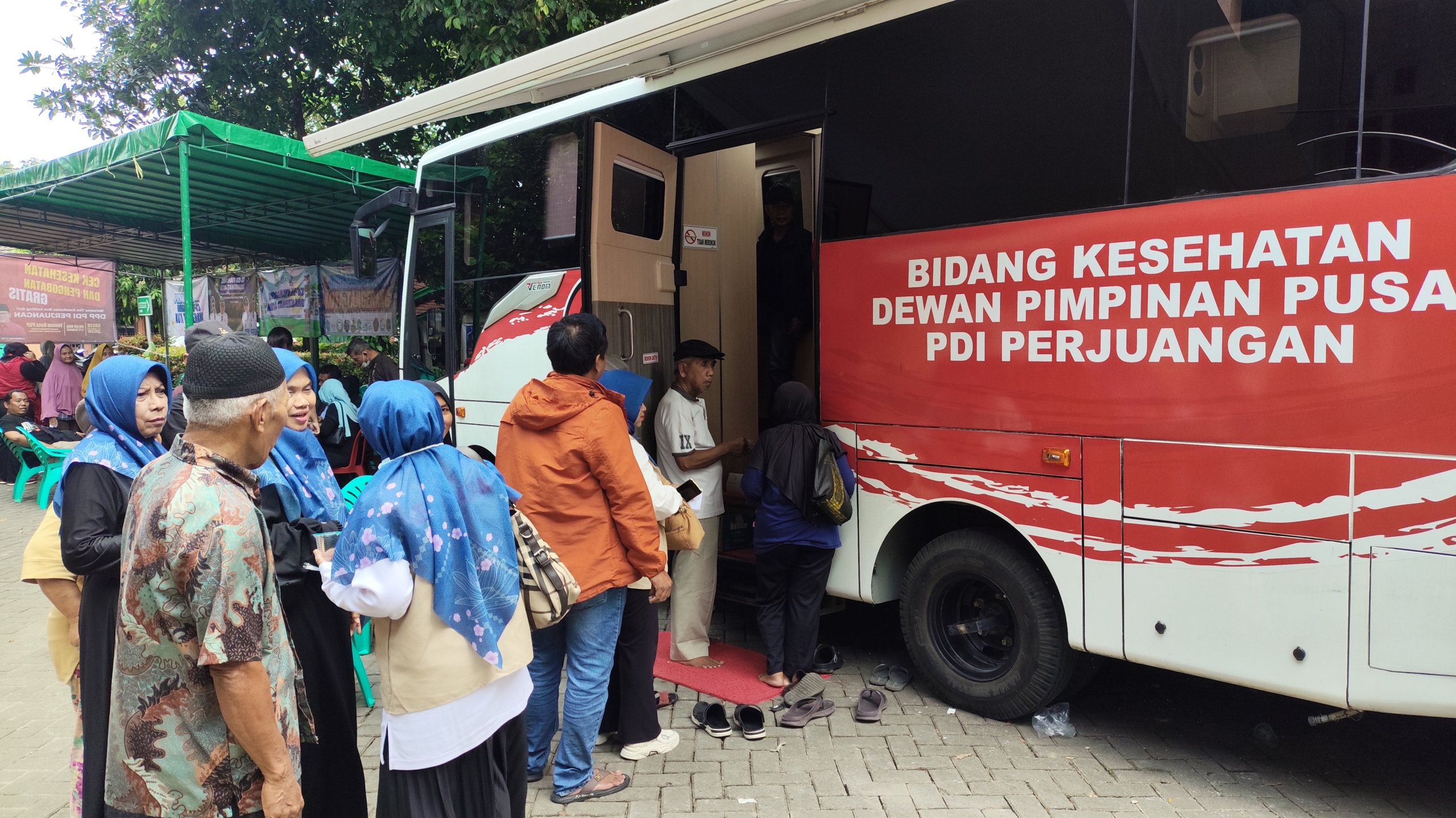 Warga Pinang Griya Terima Kasih Kedatangan Bus Kesehatan Keliling PDI Perjuangan