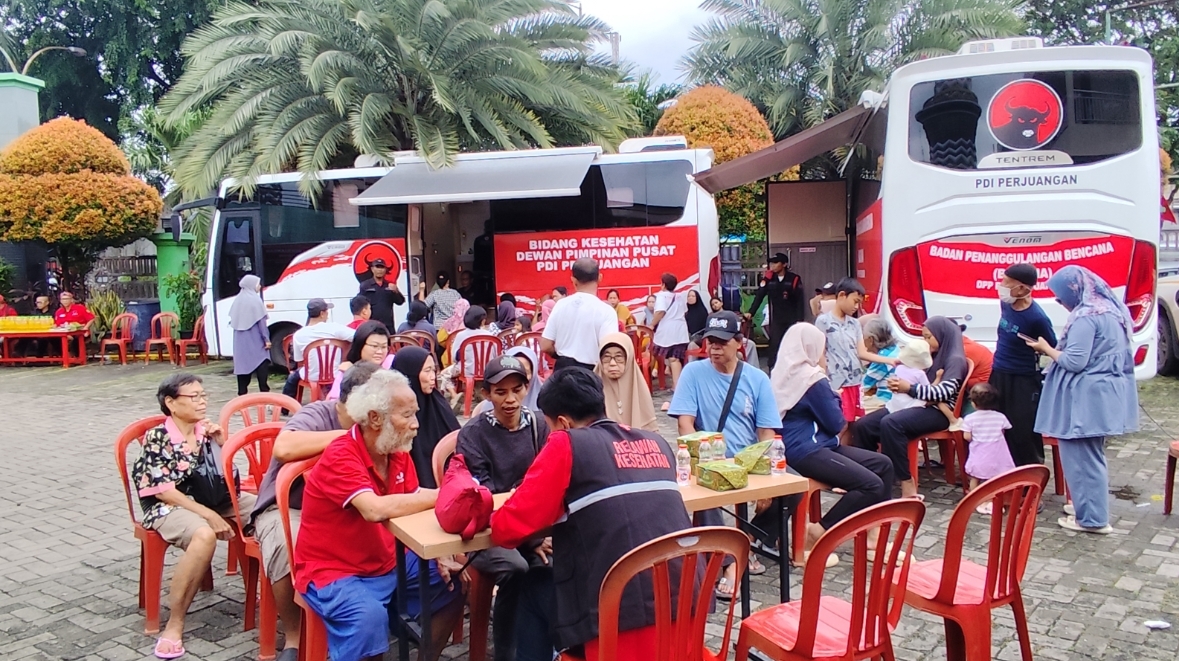 Setelah Pinang Griya, Kini Giliran Warga Periuk Damai Diberi Pengobatan Gratis Oleh PDI Perjuangan
