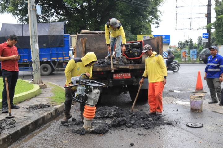 Sasar 72 Lokasi, Pemkot Tangerang Gerak Cepat Perbaiki Jalan Berlubang di Musim Penghujan