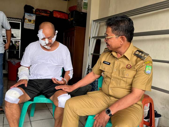 Rayakan Hari Pers, Wali Kota Tangerang Potong Tumpeng dan Jenguk Wartawan yang Alami Kecelakaan