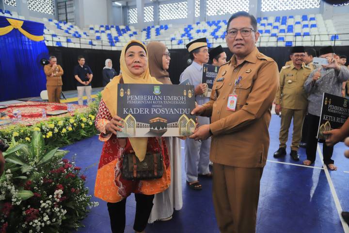 Hadiri Seremoni Pembangunan Kota Tangerang, Tangisan Haru Guru Ngaji Pecah Usai Terima Hadiah Umroh