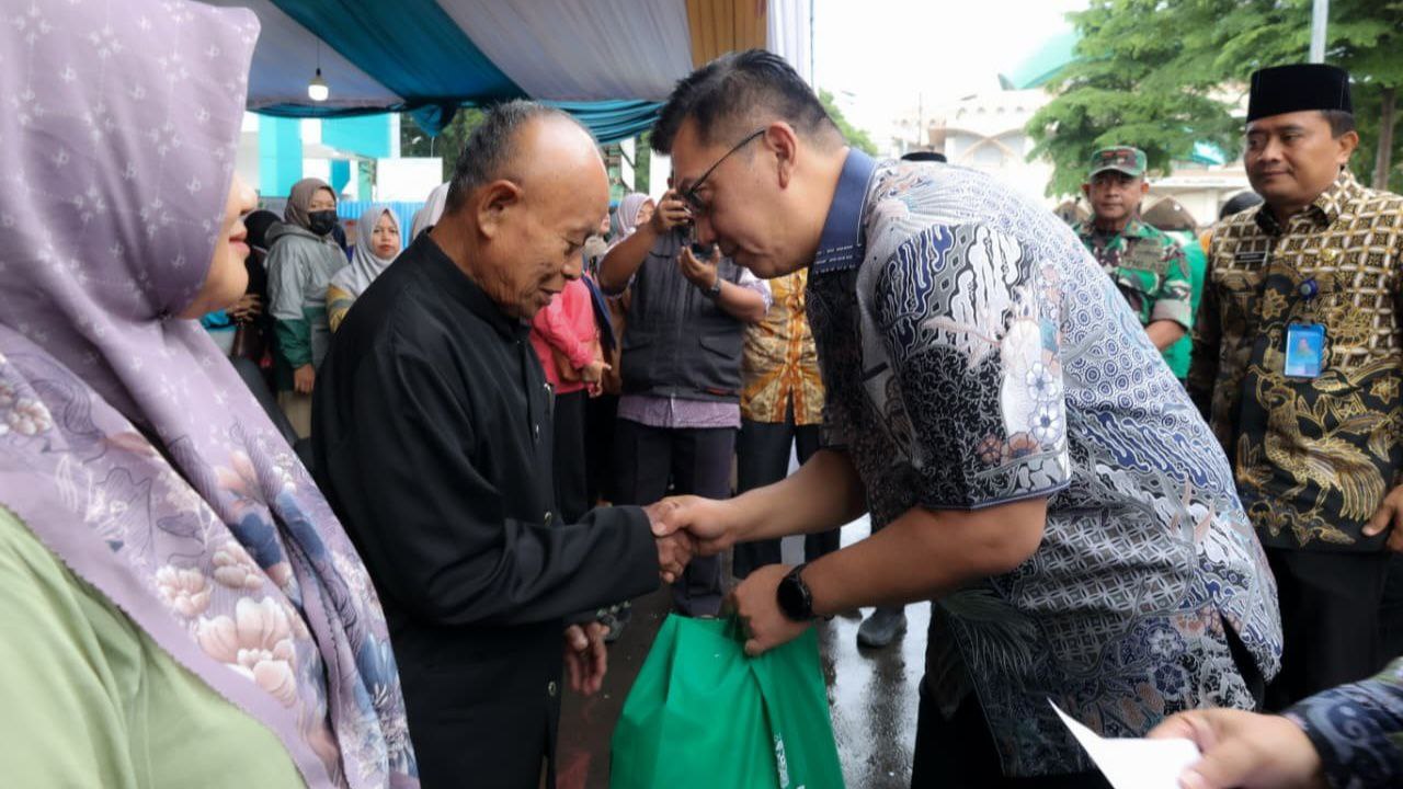 Masyarakat Berburu Sembako Murah Bazar Ramadan di Pamulang