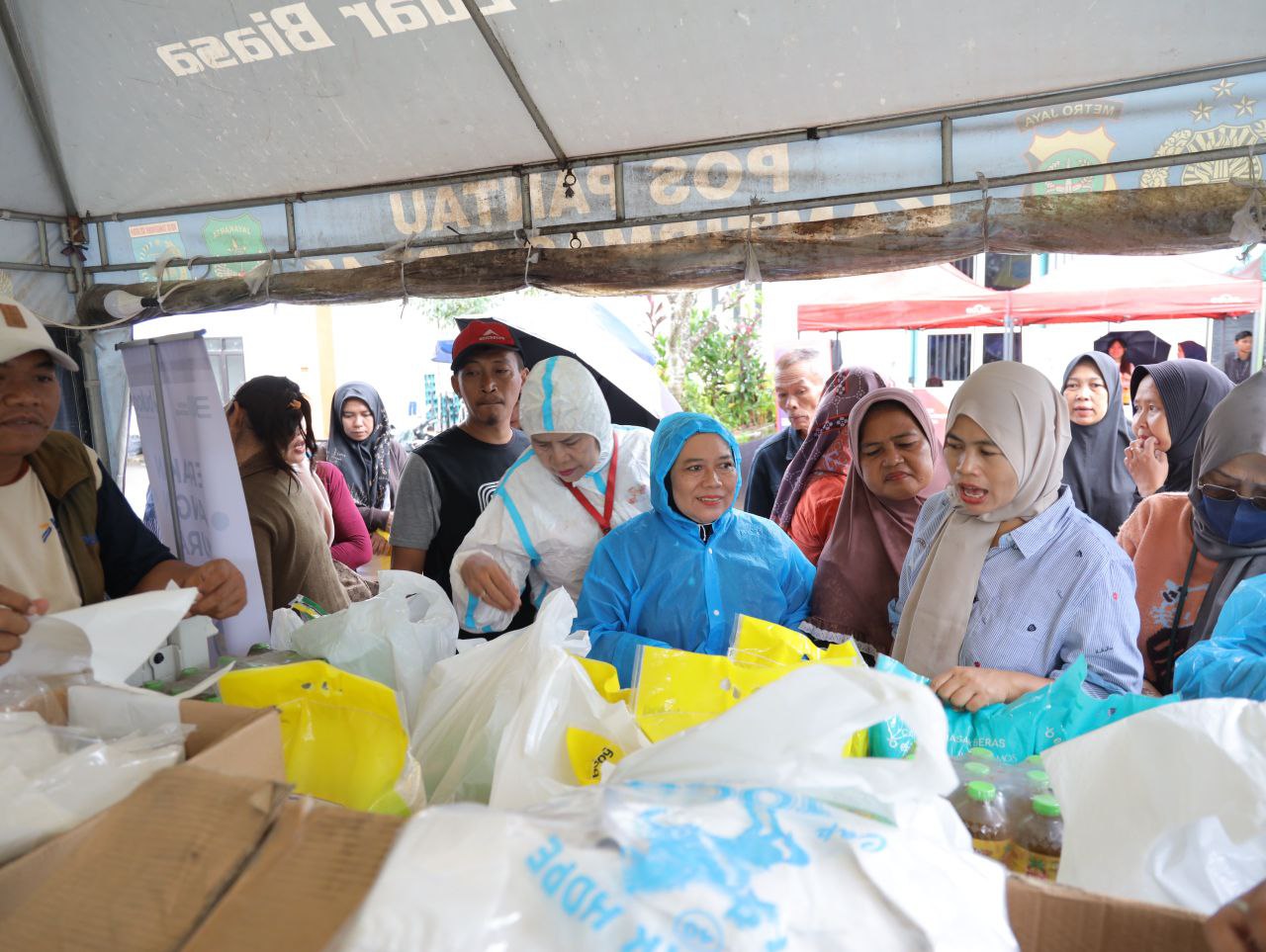 Bazar Ramadan di Pondok Aren Tangsel, 11.000 Paket Sembako Murah Diserbu Warga Meski Kondisi Hujan