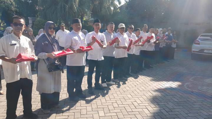 Gerakan Indonesia Asri: Kecamatan Karawaci Gelar Kerja Bakti dan Pembagian Bendera Merah Putih