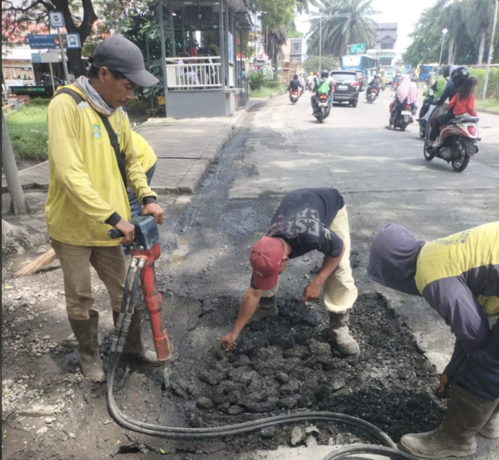Jalan Rusak Pascahujan, Pemkot Tangerang Lanjutkan Perbaikan Jalan Puri Beta Larangan