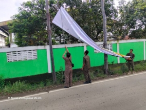 Tramtib Kecamatan Jatiuwung Kota Tangerang Tertibkan Spanduk Promosi Tanpa Izin